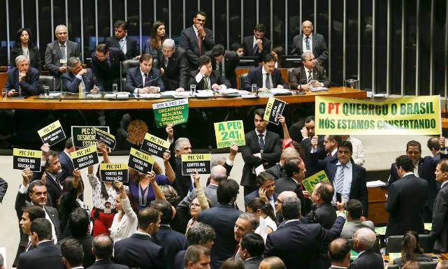 câmara aprova pec que limita gastos públicos es brasil