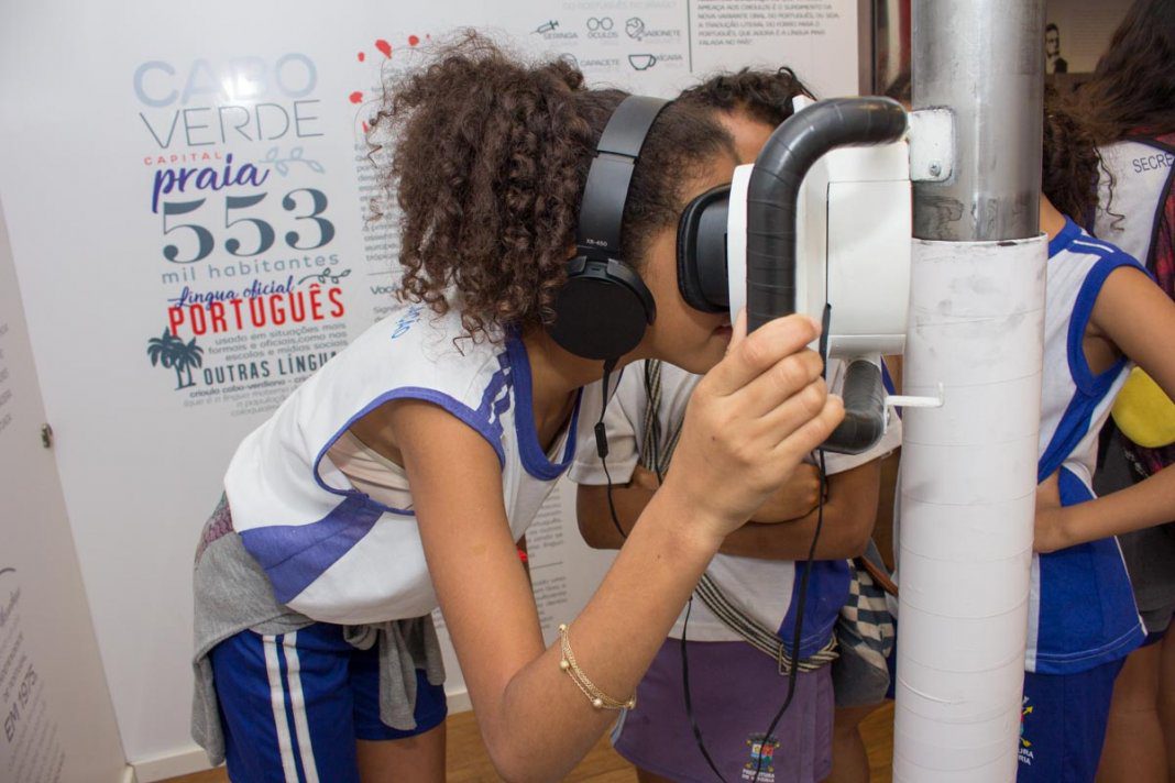Exposição itinerante sobre a língua portuguesa conquista crianças