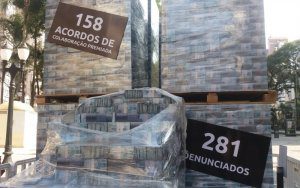 Lava Jato: pilha de dinheiro instalada no Centro de Curitiba