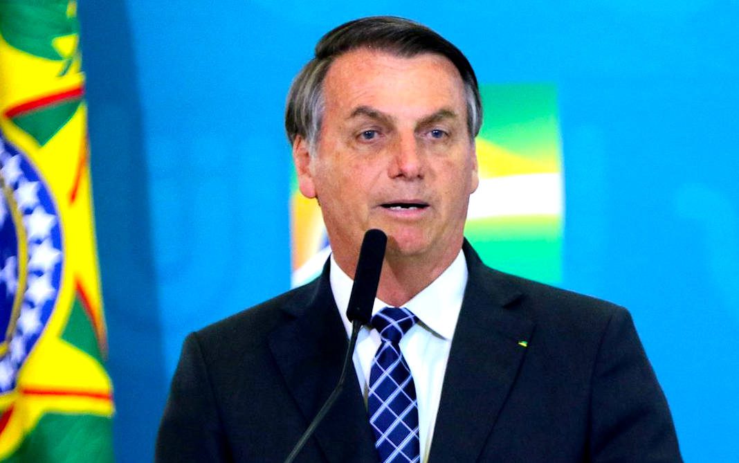 'Se o pessoal me ajudasse um pouquinho, o Brasil ia embora', diz Bolsonaro