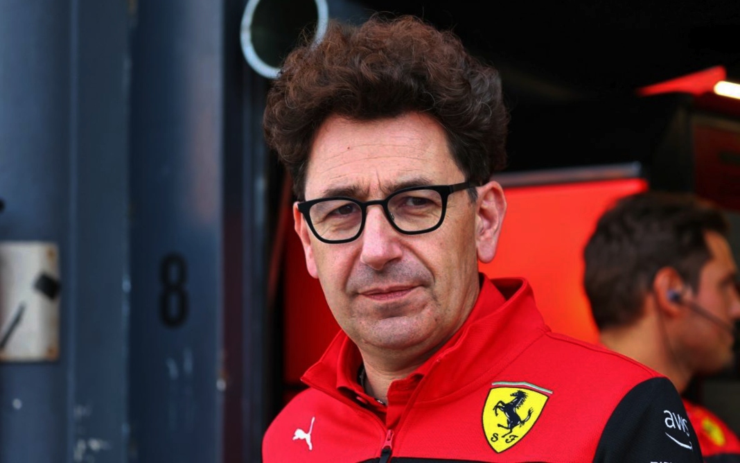 Após polêmicas e erros, Mattia Binotto deixa cargo de chefe de equipe da Ferrari - Foto: Reprodução Crash.Net